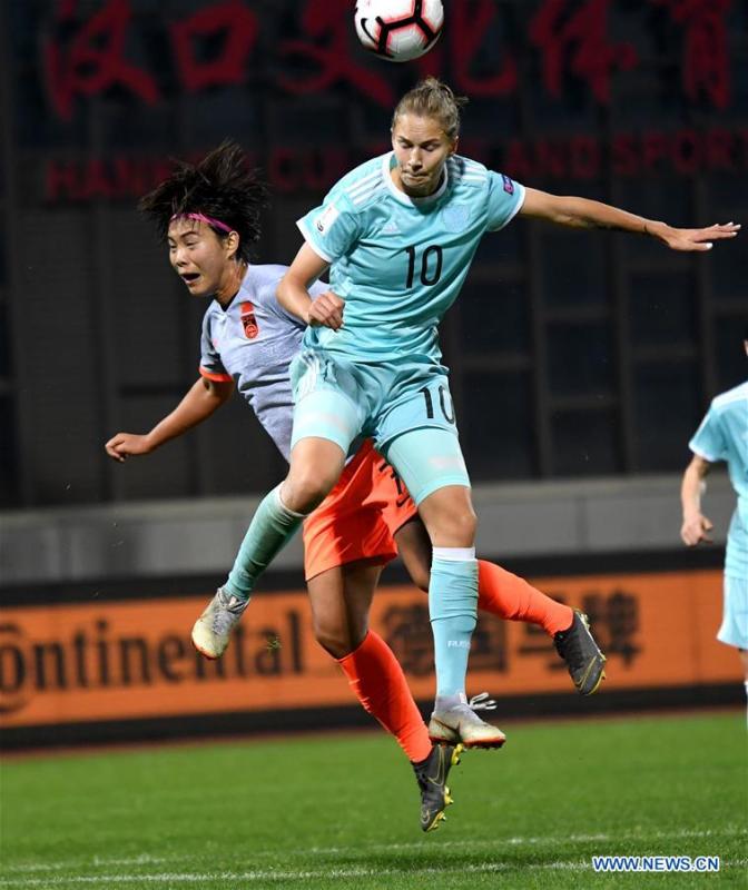 Smirnova (R) of Russia vies with Wang Shuang of China during the match between China and Russia at the 2019 International Women\'s Football Tournament in Wuhan, central China\'s Hubei Province, April 4, 2019. China won 4-1. (Xinhua/Cheng Min)