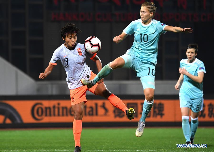 Smirnova (C) of Russia vies with Wang Shuang of China during the match between China and Russia at the 2019 International Women\'s Football Tournament in Wuhan, central China\'s Hubei Province, April 4, 2019. China won 4-1. (Xinhua/Cheng Min)