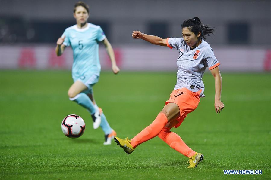 Gu Yasha of China shoots during the match between China and Russia at the 2019 International Women\'s Football Tournament in Wuhan, central China\'s Hubei Province, April 4, 2019. China won 4-1. (Xinhua/Xiong Qi)