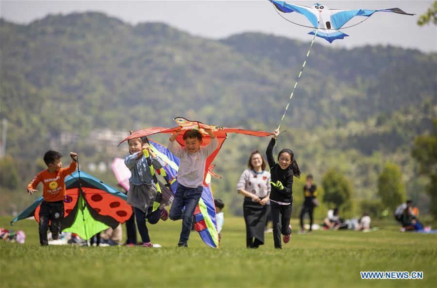Children fly kites during the holiday for the Qingming Festival at Xiannyuhu scenic spot in Xinyu, east China\'s Jiangxi Province, April 5, 2019. (Xinhua/Zhao Chunliang)