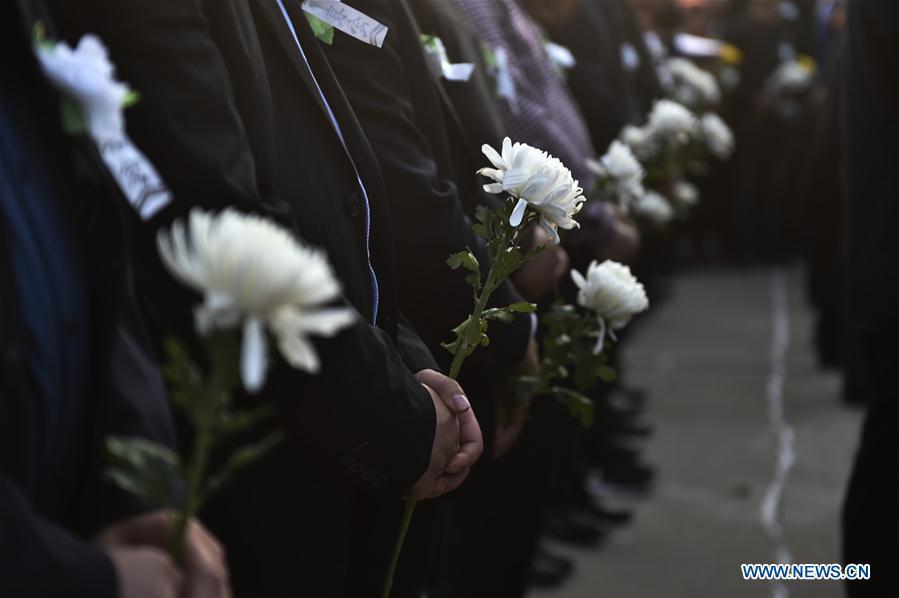 People attend a mourning ceremony for fireman Zhang Chengpeng, who died while fighting a forest fire in southwest China\'s Sichuan Province, in Dachen Village, Zouping, east China\'s Shandong Province, April 5, 2019. The bone ashes of fireman Zhang Chengpeng returned to his hometown of Zouping in Shandong Province on Friday. (Xinhua/Dong Naide)