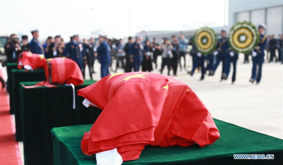 The remains of Xu Penglong, Zhao Yongyi, Zhang Shuai and Kang Rongzhen, martyrs who died while fighting a forest fire in southwest China\'s Sichuan Province, are taken back to their hometown in Linyi, east China\'s Shandong Province, April 5, 2019. (Xinhua/Yin Zhaogong)