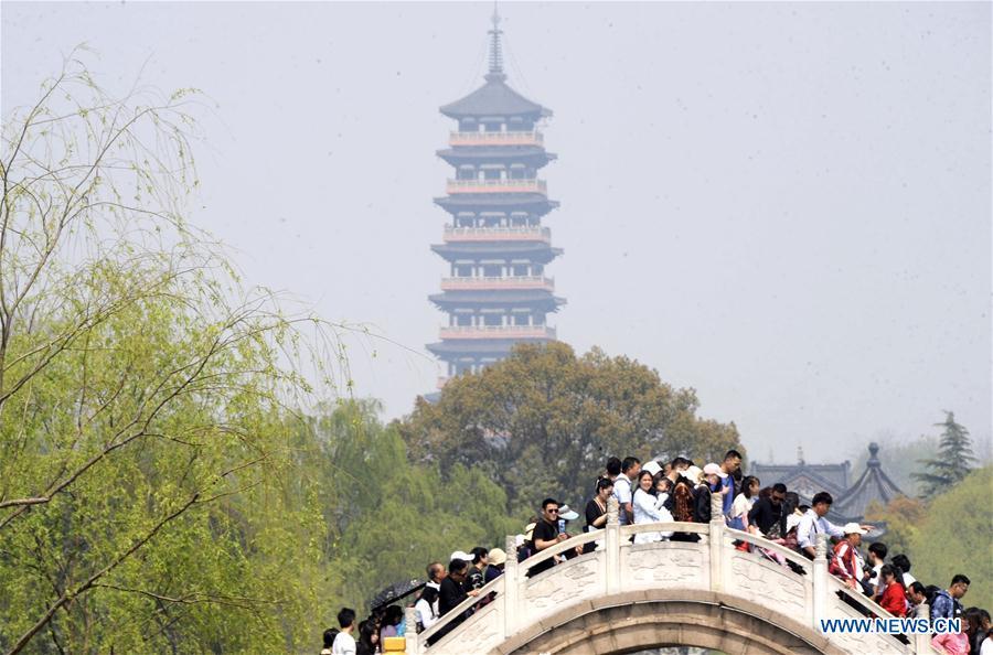 Tourists view the scenery of the Slender West Lake during the Qingming Festival holidays in Yangzhou, east China\'s Jiangsu Province, April 5, 2019. (Xinhua/Pu Liangping)