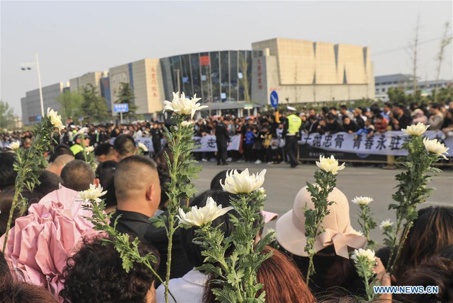 People mourn for Xu Penglong, Zhao Yongyi, Zhang Shuai and Kang Rongzhen, martyrs who died while fighting a forest fire in southwest China\'s Sichuan Province, as their remains are taken back to their hometown in Linyi, east China\'s Shandong Province, April 5, 2019. (Xinhua/Xu Chuanbao)