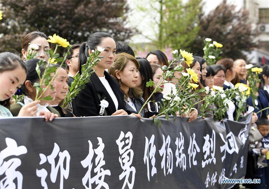 People mourn for Yang Ruilun, a martyr who died while fighting a forest fire in southwest China\'s Sichuan Province, as his remains are taken back to his hometown in Majiang County, Miao and Dong Autonomous Prefecture of Qiandongnan, southwest China\'s Guizhou Province, April 5, 2019. (Xinhua)
