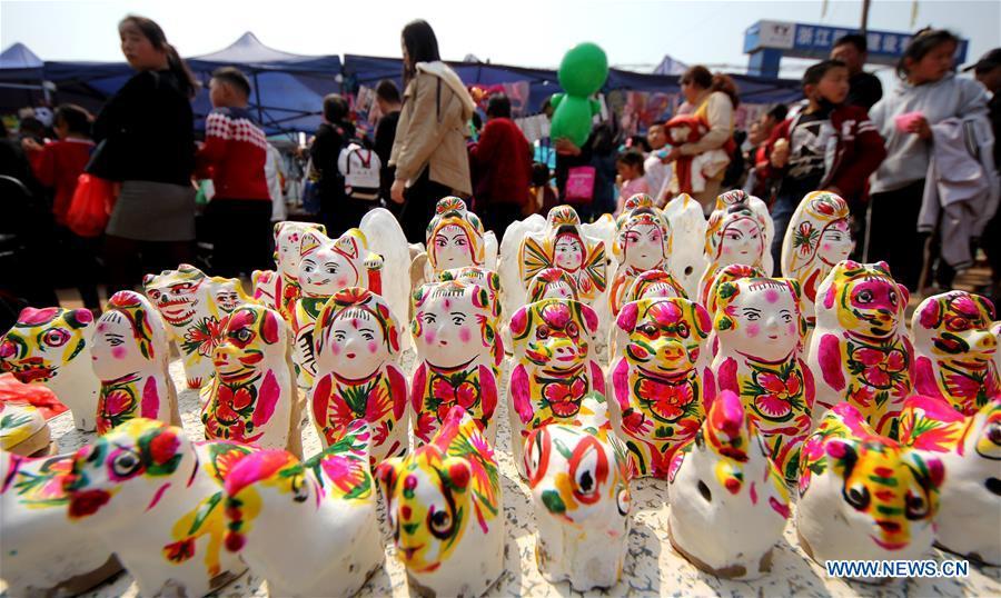 Tourists visit a temple fair during the holiday for the Qingming Festival in Zaozhuang, east China\'s Shandong Province, April 5, 2019. (Xinhua/Sun Zhongzhe)