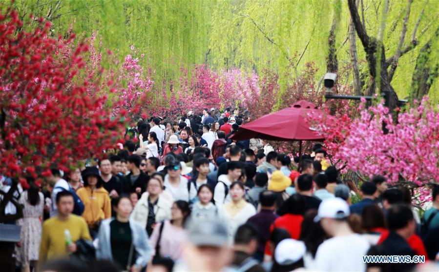 Tourists view the scenery of the Slender West Lake during the Qingming Festival holidays in Yangzhou, east China\'s Jiangsu Province, April 5, 2019. (Xinhua/Meng Delong)