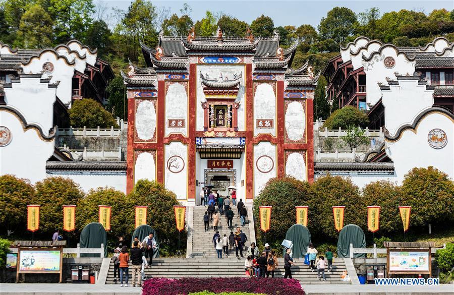 Tourists visit the memorial temple of Qu Yuan during the holiday for the Qingming Festival in Zigui County of central China\'s Hubei Province, April 5, 2019. (Xinhua/Zheng Jiayu)
