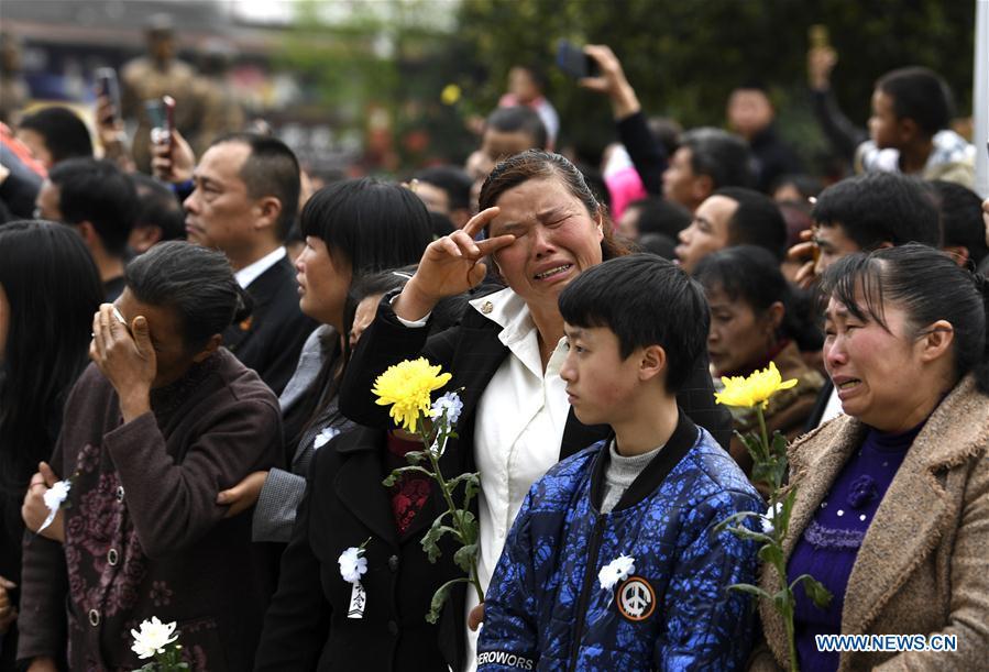 People mourn for Yang Ruilun, a martyr who died while fighting a forest fire in southwest China\'s Sichuan Province, as his remains are taken back to his hometown in Majiang County, Miao and Dong Autonomous Prefecture of Qiandongnan, southwest China\'s Guizhou Province, April 5, 2019. (Xinhua)