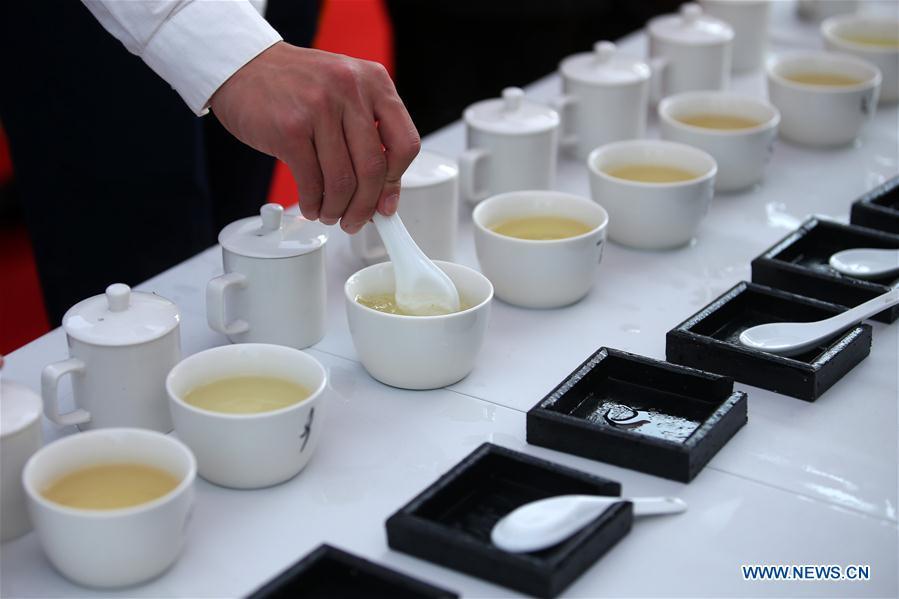 An expert reviews tea made during a tea competition in Huangshan, a famous tea producing area in east China\'s Anhui Province, April 7, 2019. Local tea farmers bring a total of 60 varieties of tea leaves to take part in the competition here on Sunday. (Xinhua/Shi Yalei)