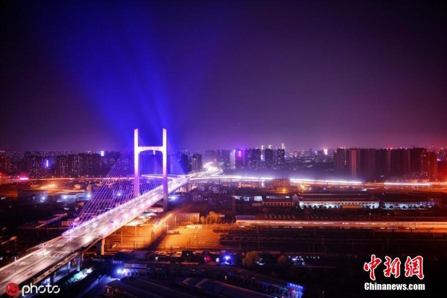 A light show on a newly-opened bridge on Nongye Road in Zhengzhou City, Henan Province. The bridge was illuminated in six colours to create amazing visual effects. (Photo/IC).