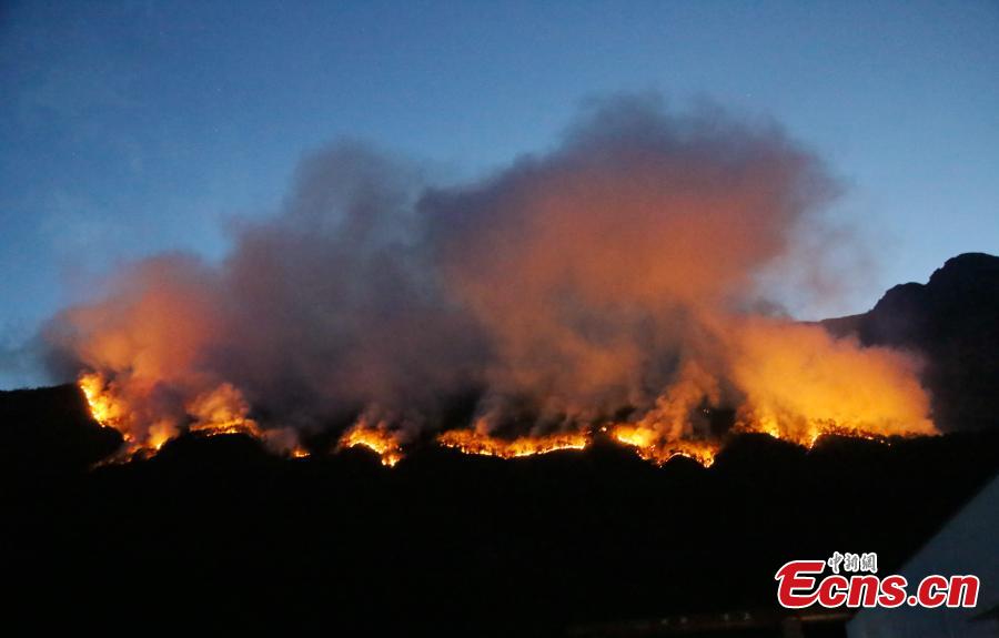 A forest fire in Mianning County, Southwest China\'s Sichuan Province, April 7, 2019. A total of 252 firefighters are trying to put out the fire, said authorities. (Photo: China News Service/Li Conglin)