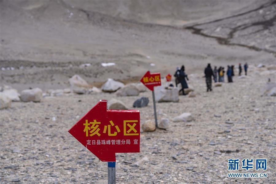 Road signs are installed to warn tourists not to enter the core zone of Mount Qomolangma National Nature Reserve in China\'s Tibet Autonomous Region, a move to better conserve the environment of the world\'s highest mountain, April 6, 2019. (Photo/Xinhua)