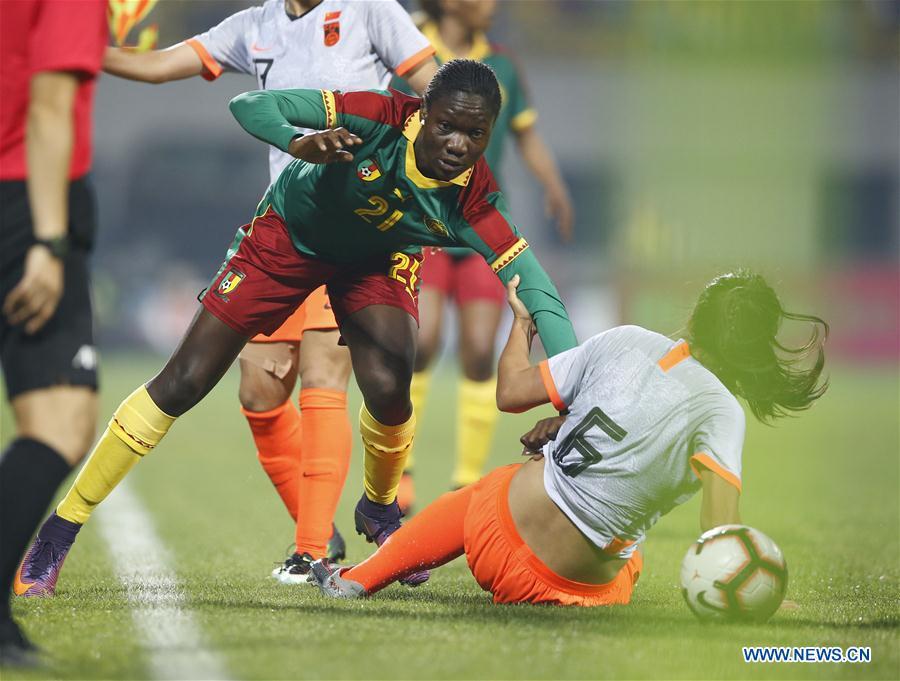 China\'s Liu Shanshan (R) vies with Cameroon\'s Alexandra Takounda Engolo during the final match between China and Cameroon at the 2019 International Women\'s Football Tournament in Wuhan, central China\'s Hubei Province, April 7, 2019. China won 1-0. (Xinhua/Ding Xu)