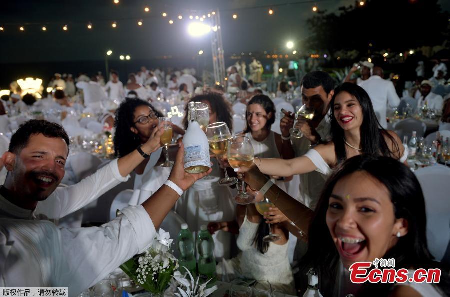 Guests in white costumes pose for a selfie during the \'Diner en Blanc\' event, at the Hotel Nacional in Havana on April 6, 2019. Around 500 people from different countries took part in the event. (Photo/Agencies)