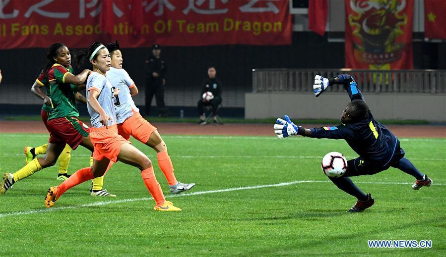 Cameroon\'s goalkeeper Annette Ngo Ndom (1st R) saves the ball during the final match between China and Cameroon at the 2019 International Women\'s Football Tournament in Wuhan, central China\'s Hubei Province, April 7, 2019. China won 1-0. (Xinhua/Cheng Min)