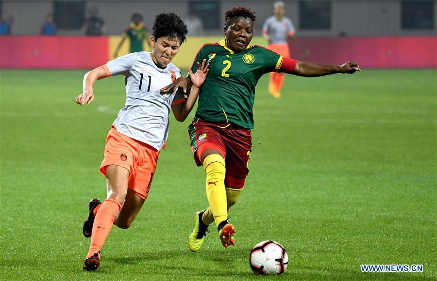 Christine Manie (R) of Cameroon vies with Wang Shanshan of China during the final match between China and Cameroon at the 2019 International Women\'s Football Tournament in Wuhan, central China\'s Hubei Province, April 7, 2019. China won 1-0. (Xinhua/Cheng Min)