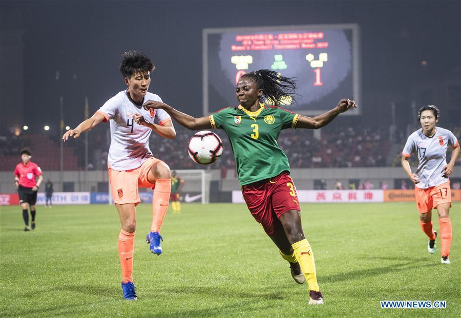 Lou Jiahui (L) of China vies with Ajara Nchout Njoya of Cameroon during the final match between China and Cameroon at the 2019 International Women\'s Football Tournament in Wuhan, central China\'s Hubei Province, April 7, 2019. (Xinhua/Xiao Yijiu)
