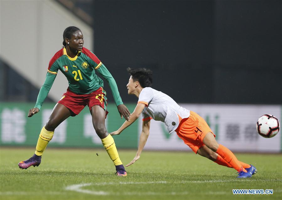 China\'s Lou Jiahui (R) vies with Cameroon\'s Alexandra Takounda Engolo during the final match between China and Cameroon at the 2019 International Women\'s Football Tournament in Wuhan, central China\'s Hubei Province, April 7, 2019. China won 1-0. (Xinhua/Ding Xu)