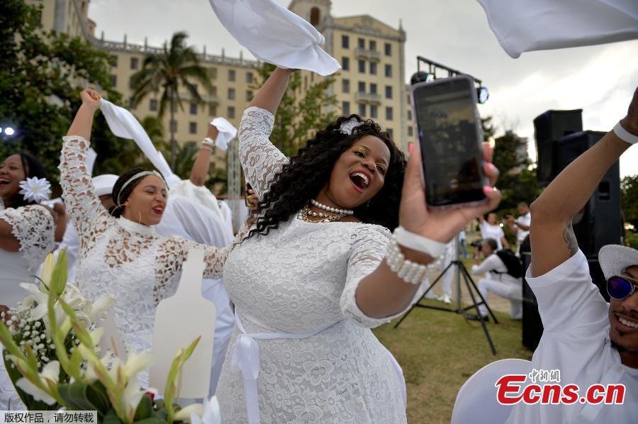 Guests in white costumes pose for a selfie during the \'Diner en Blanc\' event, at the Hotel Nacional in Havana on April 6, 2019. Around 500 people from different countries took part in the event. (Photo/Agencies)