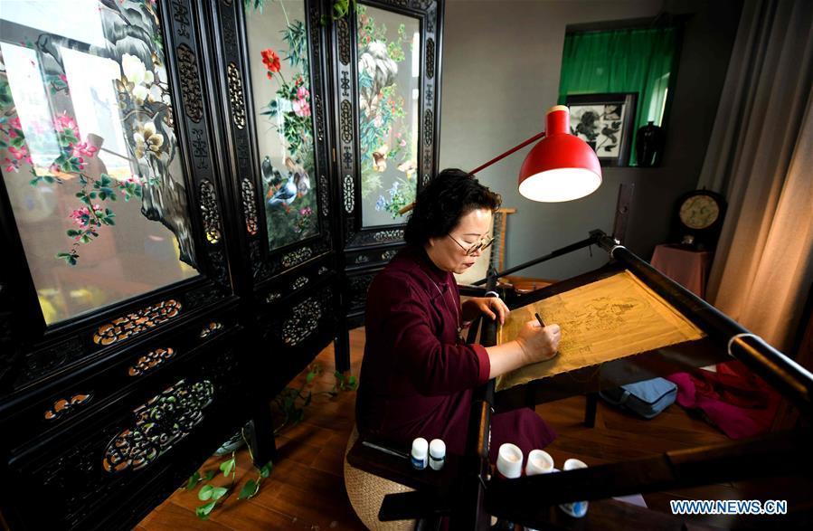 Craftswoman Liu Yuxia creates an embroidery work at her studio in Qiaoxi District of Shijiazhuang, north China\'s Hebei Province, April 4, 2019. Liu Yuxia is an inheritor of Xu embroidery, which was listed as one of Shijiazhuang\'s intangible cultural heritages in 2018. Based on traditional Chinese embroidery skills, her works of unique style present the integration of Chinese and western painting techniques and photography. (Xinhua/Chen Qibao)