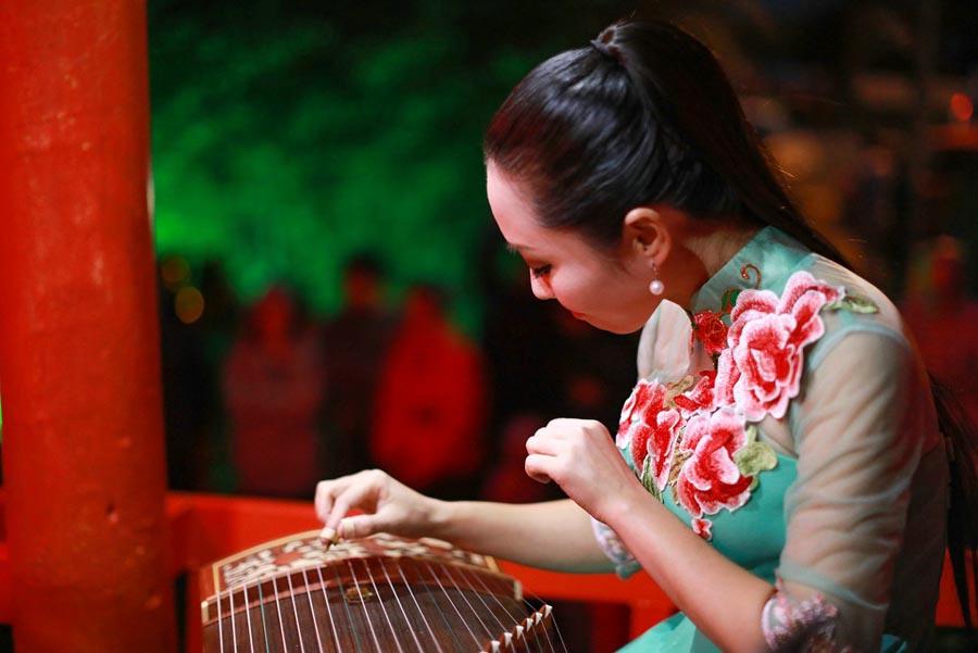 A Chinese musician plays the guzheng, or Chinese zither on April 5, 2019. The performance was one of several featuring Chinese folk music held from April 5 to 6 as part of the festival to celebrate the China-New Zealand Tourism Year and the 38th anniversary of the establishment of the sister cities relationship between Hastings and Guilin. (Photo/Chinaculture.org)