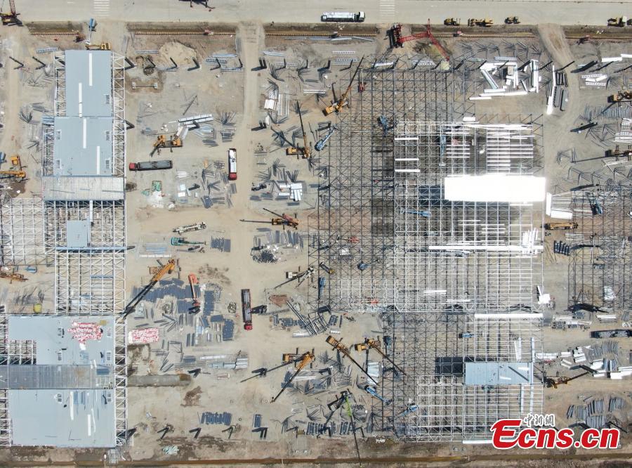 Construction of Tesla\'s Shanghai Gigafactory 3 is in full swing, April 8, 2019. Several sets of steel structural roof frames have been installed. The new plant, Tesla\'s first outside the United States, is located in Lingang Area, a high-end manufacturing park in the southeast harbor of Shanghai. It is designed to have an annual capacity to create 500,000 electric cars. (Photo: China News Service/Zhang Hengwei)