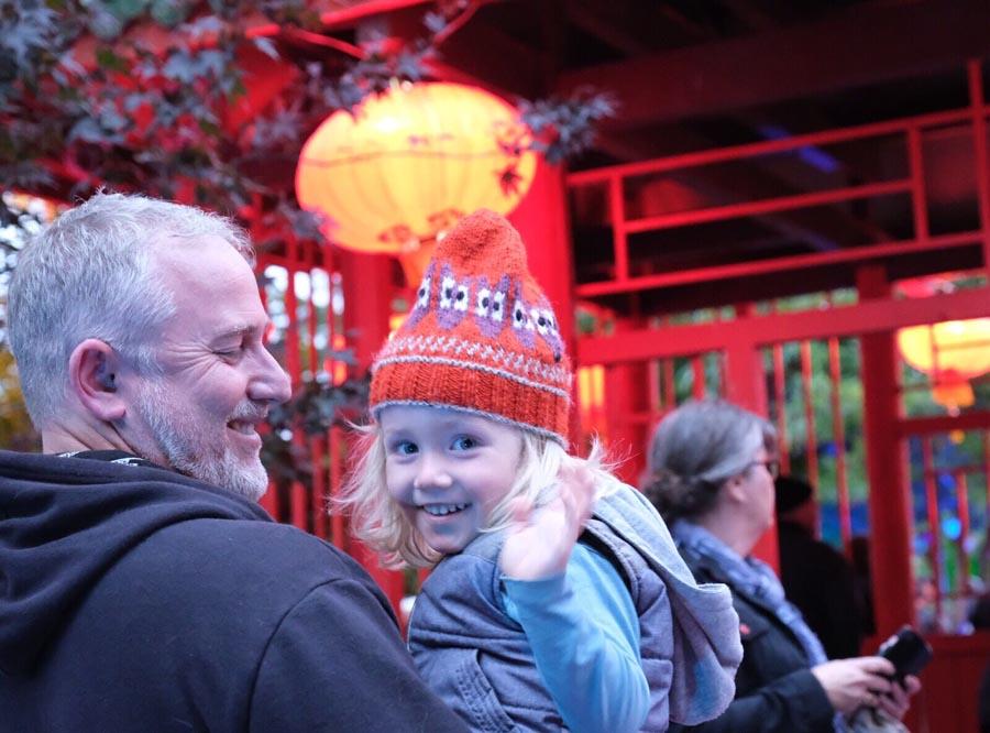 A child waves and smiles at the camera during the 10th Chinese Lantern Festival in Hastings, New Zealand, on April 5, 2019. The festival was held from April 3 to 7 to celebrate the China-New Zealand Tourism Year, as well as the 38th anniversary of the establishment of the sister cities relationship between Hastings and Guilin, in South China\'s Guangxi Zhuang autonomous region. The event was co-hosted by Hastings city government and the China Cultural Center in New Zealand. (Photo/Chinaculture.org)