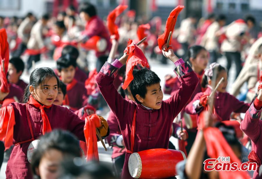 Photo shows students from a primary school in Wushi County, in northwest China\'s Xinjiang Uygur Autonomous Region learning waist drum, April 8, 2019. (Photo/China News Service)