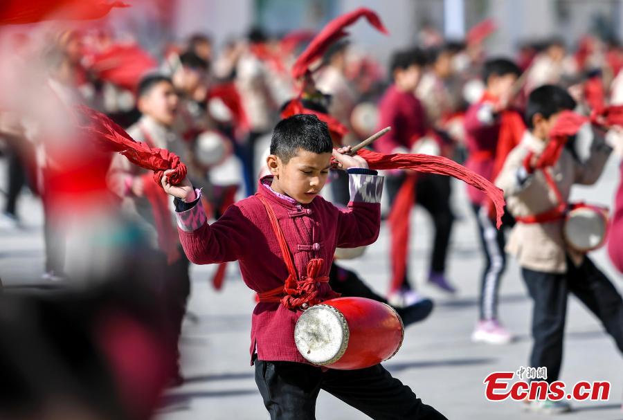 Photo shows students from a primary school in Wushi County, in northwest China\'s Xinjiang Uygur Autonomous Region learning waist drum, April 8, 2019. (Photo/China News Service)