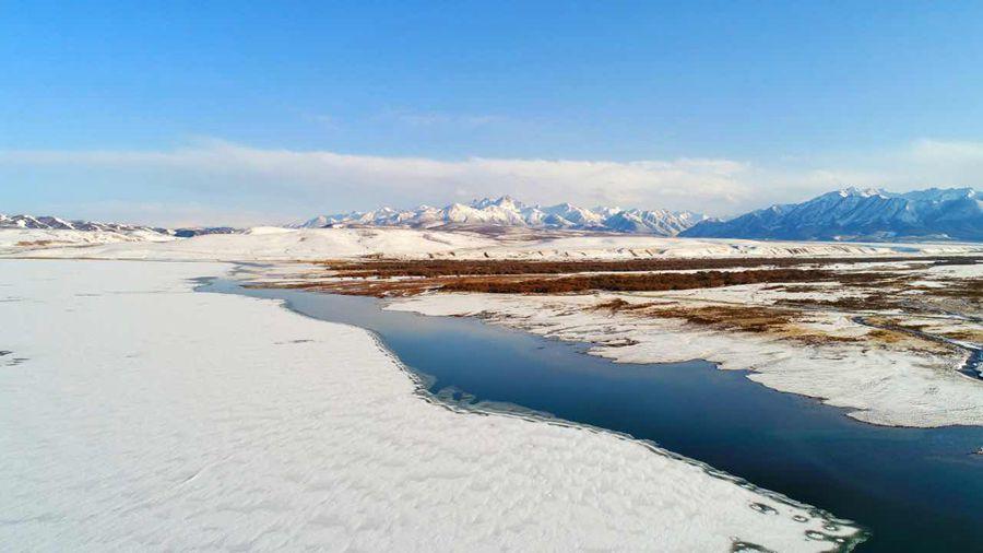 A river cuts through the frosted landscape at Shandan Horse Farm Grassland in Northwest China\'s Gansu Province following a long-awaited spring snow on April 8, 2019.  (Photo provided to chinadaily.com.cn)