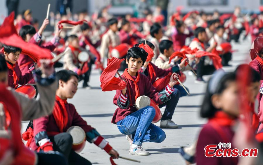 Photo shows students from a primary school in Wushi County, in northwest China\'s Xinjiang Uygur Autonomous Region learning waist drum, April 8, 2019. (Photo/China News Service)