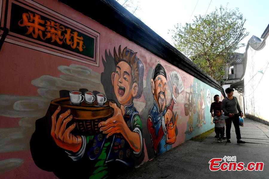 A wall with paintings of cultural topics in the Zhuzifang historic block in Fuzhou City, East China\'s Fujian Province, April 9, 2019. The Zhuzifang block boasts ancient architecture dating back to the Ming (1368-1644) and Qing (1644-1911) dynasties. (Photo: China News Service/Lyu Ming)