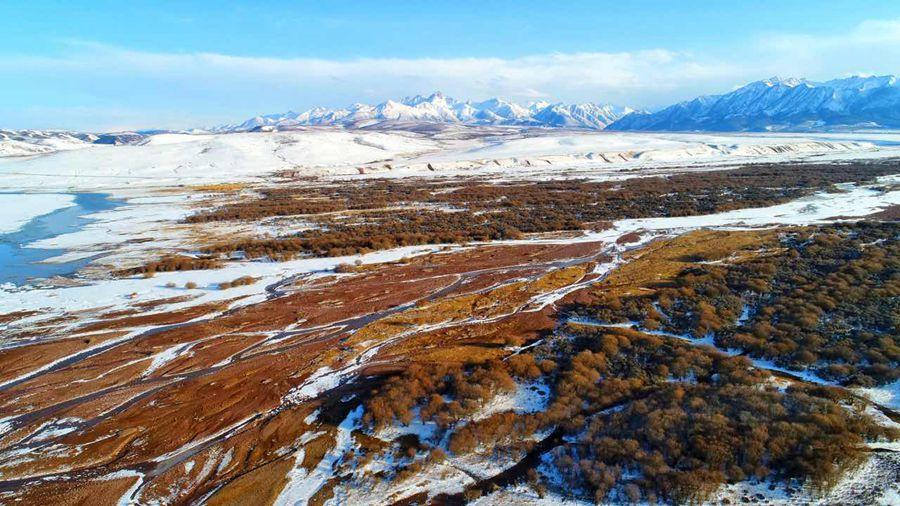 Snow covers the grassland in the distance while frosted rivers and streams break up the landscape following a spring snowfall at Shandan Horse Farm Grassland in Northwest China\'s Gansu Province on April 8, 2019. (Photo provided to chinadaily.com.cn)