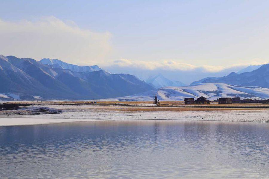 The sky is fresh and clear above Shandan Horse Farm Grassland in Northwest China\'s Gansu Province following a long-awaited spring snow on April 8, 2019. Located on the north slope of Qilian Mountain, the farm and the surrounding grassland is covered by white snow and the air is particularly fresh. (Photo provided to chinadaily.com.cn)