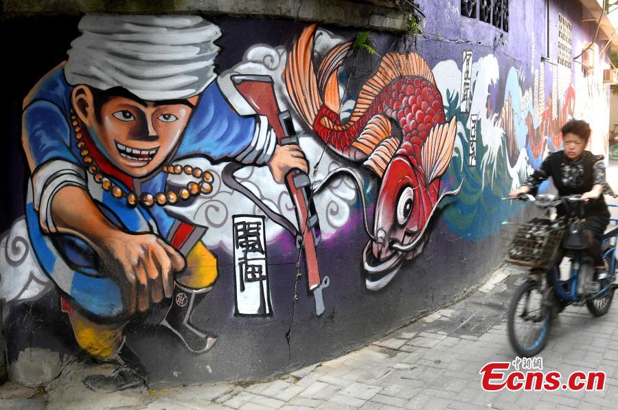 A wall with paintings of cultural topics in the Zhuzifang historic block in Fuzhou City, East China\'s Fujian Province, April 9, 2019. The Zhuzifang block boasts ancient architecture dating back to the Ming (1368-1644) and Qing (1644-1911) dynasties. (Photo: China News Service/Lyu Ming)
