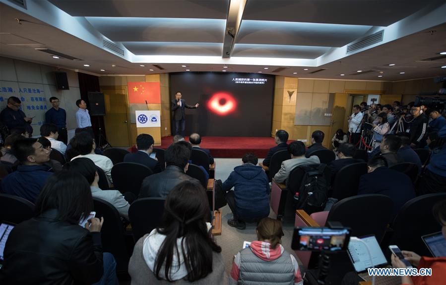 A Chinese astronomer answers questions raised by journalists during a press conference held in Shanghai Astronomical Observatory (SAO), in east China\'s Shanghai, April 10, 2019. The image of the black hole, based on observations through the Event Horizon Telescope (EHT), a planet-scale array of eight ground-based radio telescopes forged through international collaboration, was unveiled in coordinated press conferences across the globe at around 9:00 p.m. (Beijing time) on Wednesday. The landmark result offers scientists a new way to study the most extreme objects in the universe predicted by Albert Einstein\'s general relativity. (Xinhua/Jin Liwang)
