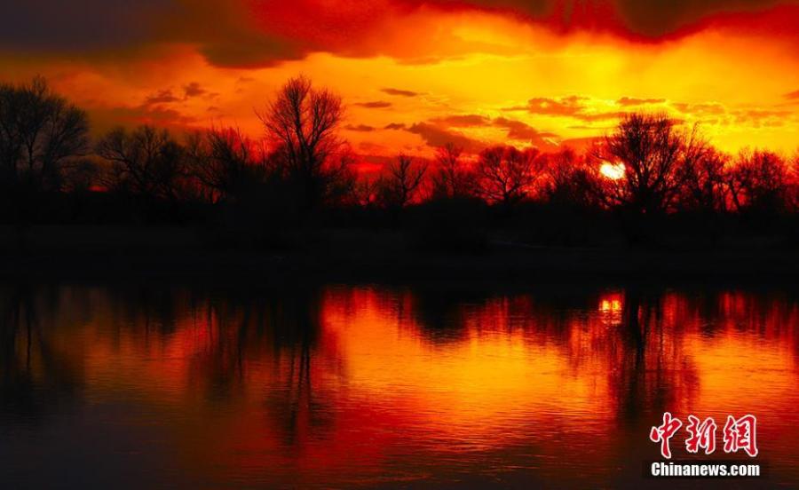 The sunset\'s glow bathes the Irtysh River in Northwest China\'s Xinjiang Uygur Autonomous Region. Beginning in the Altay Mountains in Xinjiang, the 4,248-kilometer-long Irtysh River is the only river in China to flow into the Arctic Ocean. (Photo: China News Service/Xie Shimin)