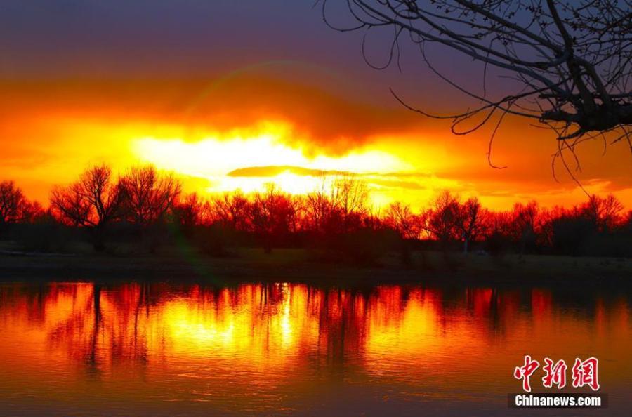 The sunset\'s glow bathes the Irtysh River in Northwest China\'s Xinjiang Uygur Autonomous Region. Beginning in the Altay Mountains in Xinjiang, the 4,248-kilometer-long Irtysh River is the only river in China to flow into the Arctic Ocean. (Photo: China News Service/Xie Shimin)