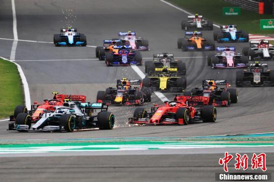 Mercedes driver Lewis Hamilton of Britain steers his car during the Chinese Formula One Grand Prix at the Shanghai International Circuit in Shanghai, China, April 14, 2019. (Photo: China News Service/Yin Liqun)