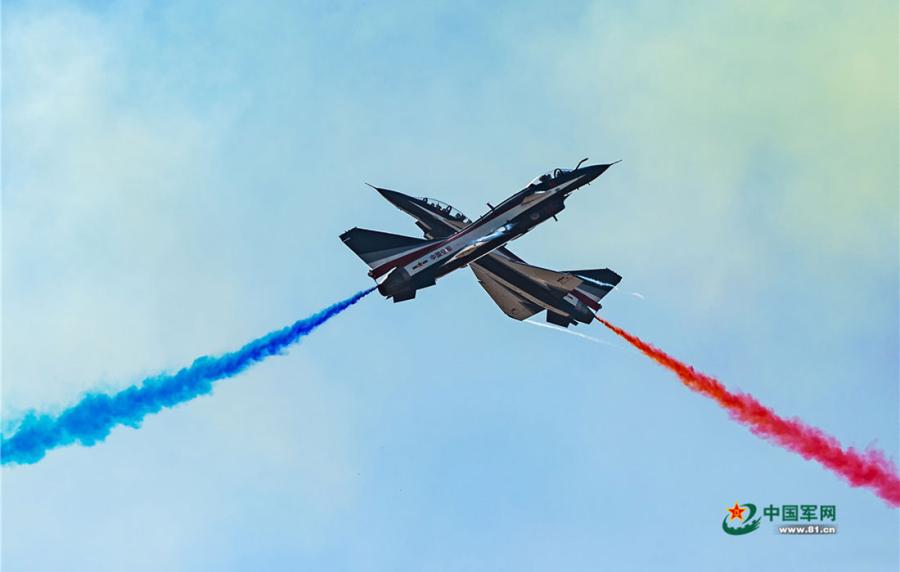 Chinese PLA Air Force\'s August 1st aerobatic team flies in a scissor formation at the China International Aviation and Aerospace Exhibition in Zhuhai, South China’s Guangdong Province on November 6, 2018. (Photo/81.cn)