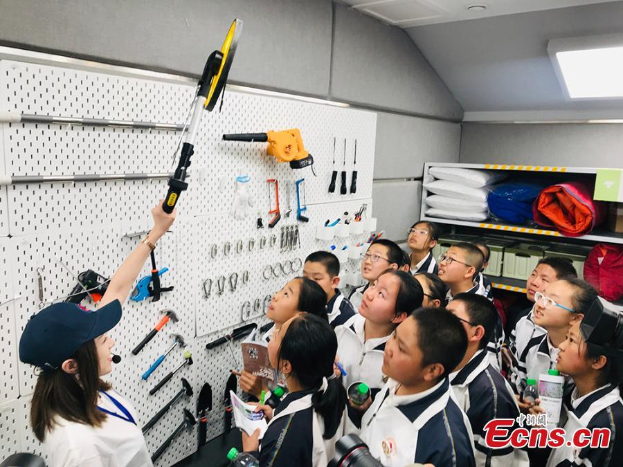 Photo taken on April 17, 2019 shows Chinese students tour the Mars base in Gansu.  (Photo/China News Service)