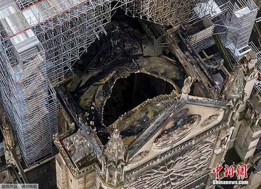 Aerial photo shows a large hole in the roof of the cathedral, exposing the interior of the church after the fire. (Photo/Agencies)