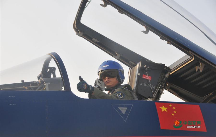 Thumbs up from a pilot to show his confidence before flying an aircraft at the Dubai Airshow 2017 in Dubai, the United Arab Emirates on November 11, 2017. (Photo/81.cn)