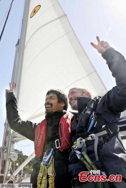 Blind sailor Mitsuhiro Iwamoto (L) celebrates with his navigator Doug Smith, April 2010.  Mitsuhiro Iwamoto successfully completes a near two-month, non-stop voyage from San Diego to Fukushima Prefecture, making him the first to make a so-called blind sailing Pacific Ocean crossing.  (Photo/Agencies)