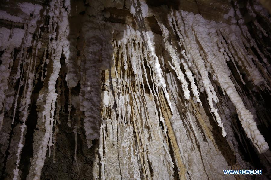 Salt stalactites are seen in the Malham cave near the Dead Sea in southeastern Israel on April 14, 2019. Israeli and European researchers have discovered the world\'s deepest salt cave, Malham Cave with a depth of at least 10 kilometers, near the Dead Sea, said a report issued Thursday by the Hebrew University of Jerusalem. The researchers re-measured the 7,000-year-old Malham Cave, near the Dead Sea in southeastern Israel, and found that it is much longer than 5.5 kilometers as previously thought. Thus, the Israeli cave bypasses Iran\'s Cave of the Three Nudes (3N) on Qeshm Island, which since 2006 has been considered the world\'s deepest salt cave with a depth of 6.58 kilometers. (Xinhua/Gil Cohen Magen)