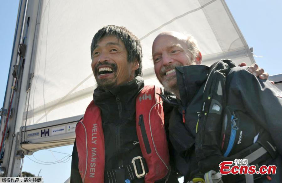 Blind sailor Mitsuhiro Iwamoto (L) celebrates with his navigator Doug Smith, April 2010.  Mitsuhiro Iwamoto successfully completes a near two-month, non-stop voyage from San Diego to Fukushima Prefecture, making him the first to make a so-called blind sailing Pacific Ocean crossing.  (Photo/Agencies)
