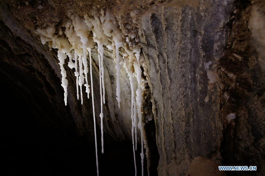 Salt stalactites are seen in the Malham cave near the Dead Sea in southeastern Israel on April 14, 2019. Israeli and European researchers have discovered the world\'s deepest salt cave, Malham Cave with a depth of at least 10 kilometers, near the Dead Sea, said a report issued Thursday by the Hebrew University of Jerusalem. The researchers re-measured the 7,000-year-old Malham Cave, near the Dead Sea in southeastern Israel, and found that it is much longer than 5.5 kilometers as previously thought. Thus, the Israeli cave bypasses Iran\'s Cave of the Three Nudes (3N) on Qeshm Island, which since 2006 has been considered the world\'s deepest salt cave with a depth of 6.58 kilometers. (Xinhua/Gil Cohen Magen)