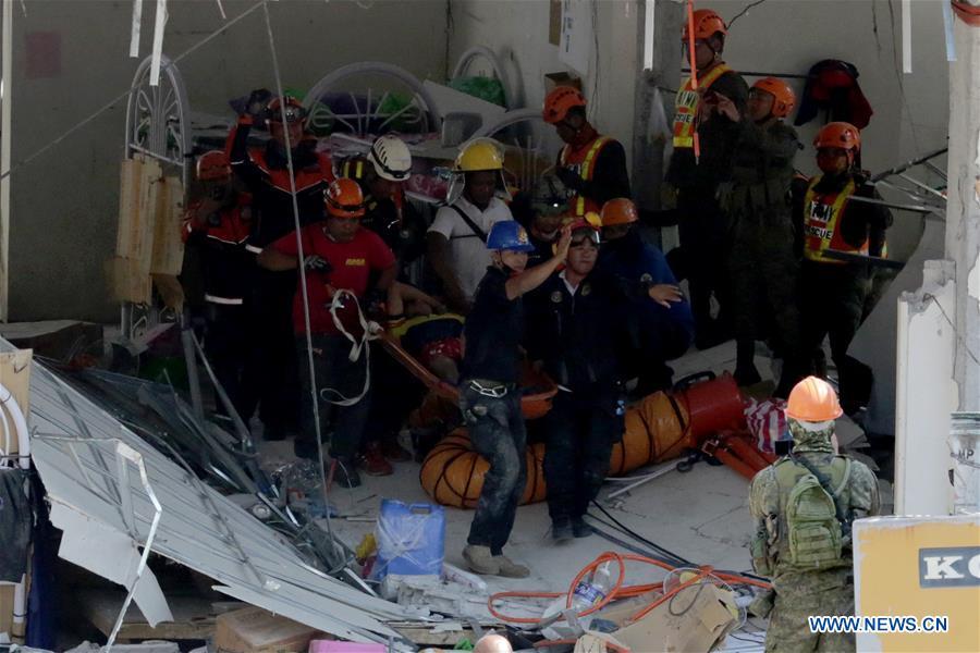 Rescuers carry a survivor out of a collapsed building in Pampanga Province, the Philippines, April 23, 2019. The death toll from the 6.1-magnitude earthquake that struck the Philippines\' main Luzon Island rose to nine, local officials said on Tuesday. (Xinhua/Rouelle Umali)