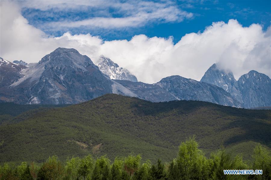 Photo taken on April 21, 2019 shows the scenery of the Yulong Snow Mountain in Lijiang City, southwest China\'s Yunnan Province. (Xinhua/Hu Chao)